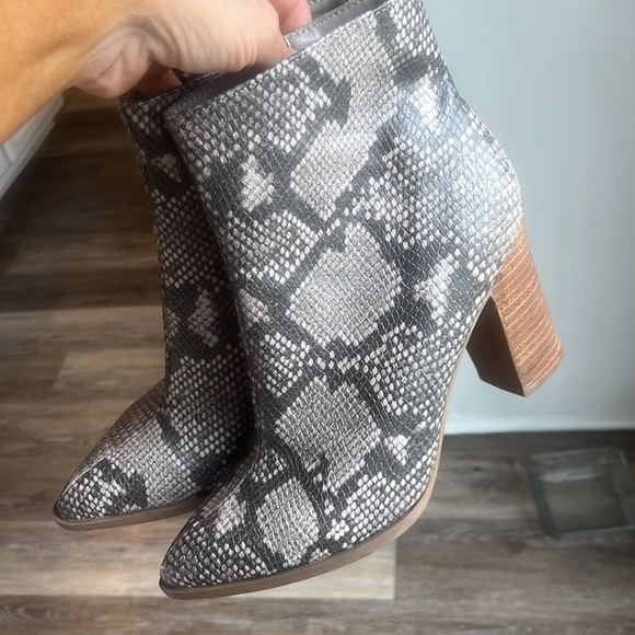 Carlos by Carlos Santana Lydia Tan Faux Leather Ankle Boots Shoes size 7.5 - Picture 5 of 7